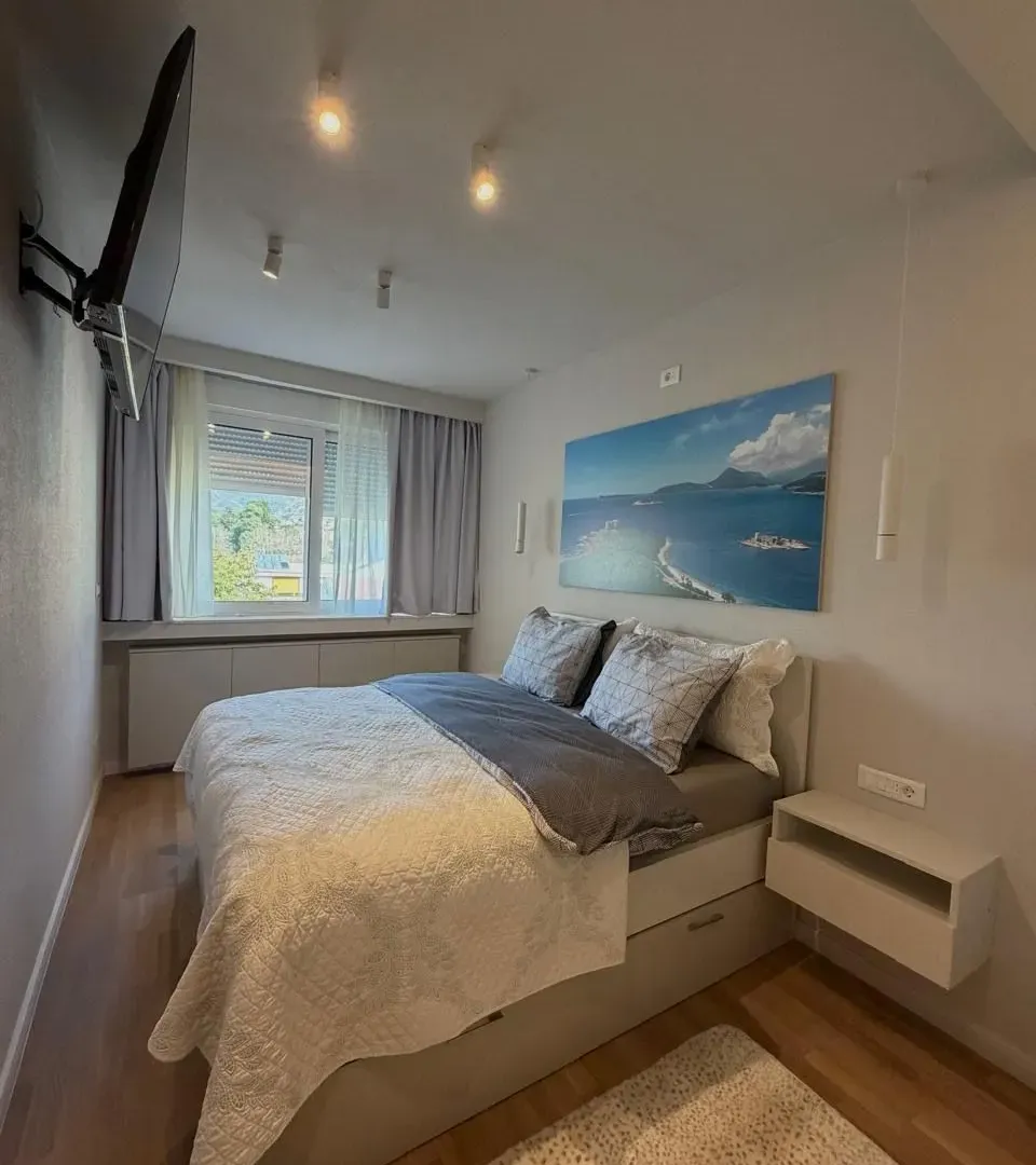 Izdavanje, jednosoban stan, 45m², Centar, Tivat