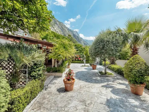 Sale, house, 354m², Kotor, Crna Gora - image 23