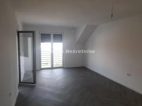 Prazna soba sa laminatom i balkonskim vratima. - image 19