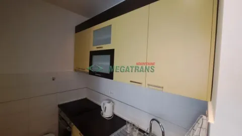 Pogled na manju kuhinju sa visećim elementima u žutoj boji i radnom površinom. - image 6