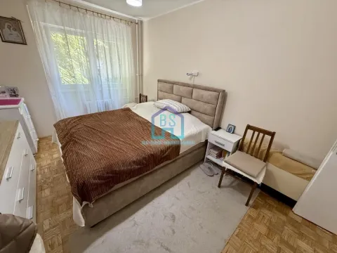 Nameštena spavaća soba sa bračnim krevetom, prozorom i belom komodom. - image 16