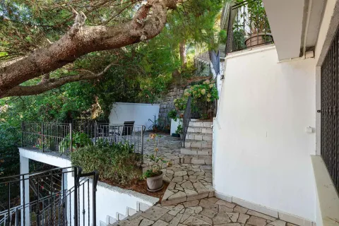 Popločano dvorište sa stepeništem i terasom okruženo zelenilom. - image 15