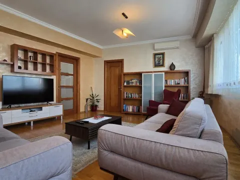 Izdavanje, stan, 100m², Centar, Podgorica