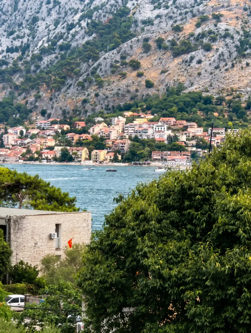Pogled sa nekretnine na more, obalu i planine.
