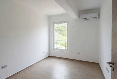 Prazna soba sa klima uređajem. - image 10