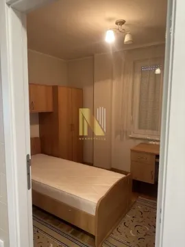Nameštena spavaća soba sa krevetom, ormanom i pisaćim stolom. - image 7