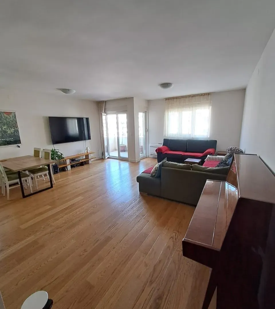 Izdavanje, trosoban stan, 105m², Central Point, Podgorica