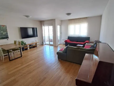 Izdavanje, trosoban stan, 105m², Central Point, Podgorica - image 13