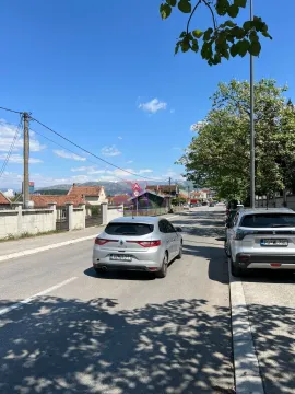 Pogled na ulicu ispred nekretnine sa parkiranim automobilima. - image 4