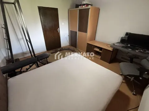 Nameštena spavaća soba sa krevetom, ormarom i radnim stolom. - image 16