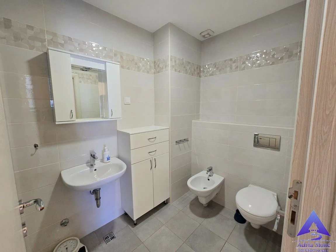 Potpuno opremljeno kupatilo sa umivaonikom, ormarićem, bideom i WC šoljom.