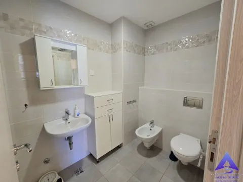 Potpuno opremljeno kupatilo sa umivaonikom, ormarićem, bideom i WC šoljom. - image 12