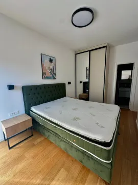 Moderna spavaća soba sa bračnim krevetom i ugradnim plakarom. - image 5