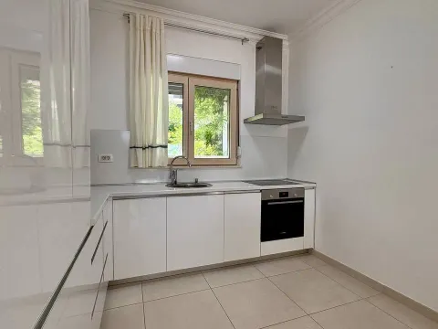 Rent, two bedroom apartment, 100m², Tivat, Crna Gora - image 8
