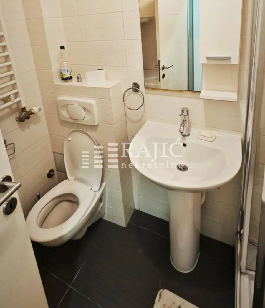 Smaller bathroom with sanitary ware and a sink.