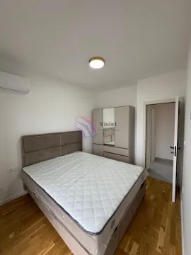 Namještena spavaća soba sa bračnim krevetom, plakarom i klima uređajem. - image 13