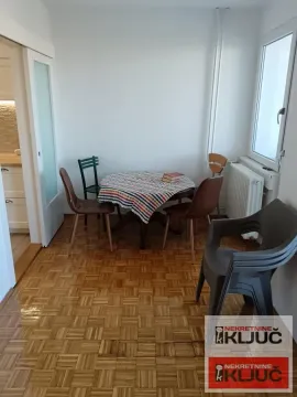 Trpezarija sa stolom, stolicama i parketom na podu. - image 6