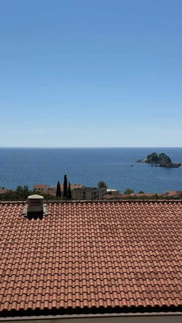 Pogled na more i ostrvo sa terase nekretnine.