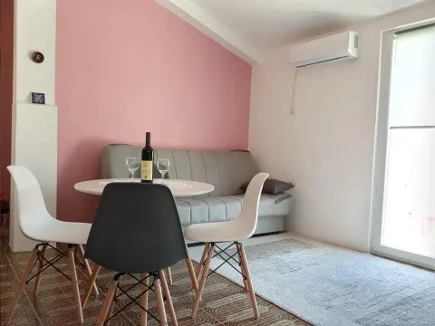 Izdavanje, trosoban stan, 70m², Kalimanj, Tivat - image 8