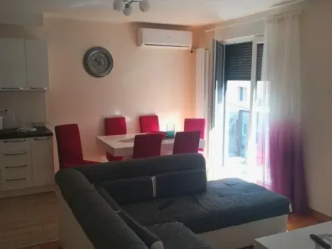 Izdavanje, trosoban stan, 78m², Karaburma, Palilula Sve Podlokacije