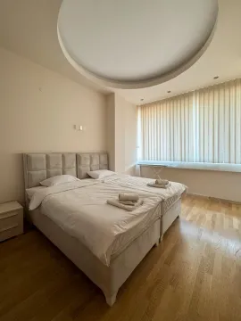Prostrana spavaća soba sa bračnim krevetom i velikim prozorom. - image 14