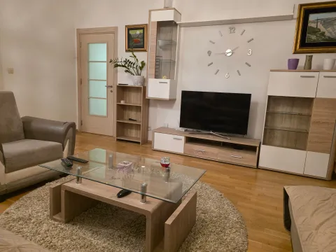 Izdavanje, dvosoban stan, 72m², Blok 9, Podgorica - image 11