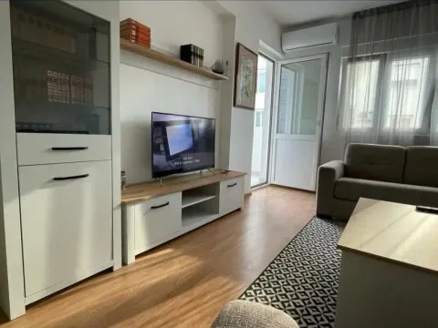 Izdavanje, jednosoban stan, 49m², Centar, Bar - image 2