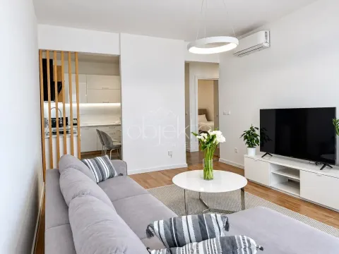 Dnevni boravak sa garniturom, televizorom i pogledom na kuhinju. - image 3