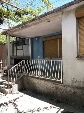 Spoljašnji dio kuće sa terasom i stepenicama. - image 17