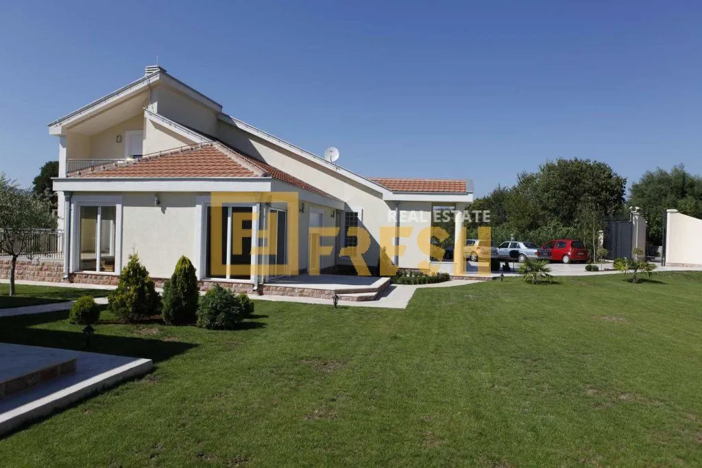 Prodaja, kuća, 304m², Kokoti, Podgorica