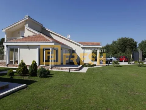 Prodaja, kuća, 304m², Kokoti, Podgorica
