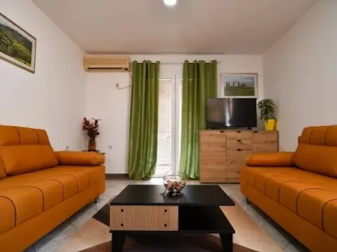 Izdavanje, jednosoban stan, 40m², Radanovići, Kotor - image 3