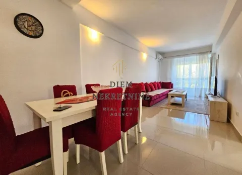 Spacious living room with a dining area and seating set. - image 5
