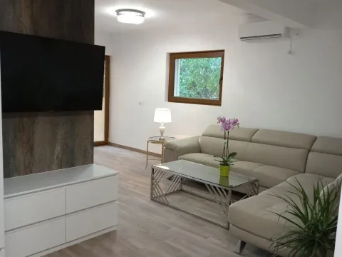 Rent, two bedroom apartment, 68m², Tivat, Crna Gora - image 15