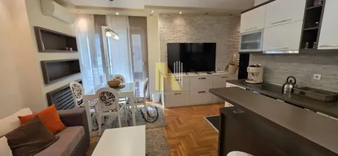 Dnevni boravak sa trpezarijom i kuhinjom u otvorenom prostoru. - image 3