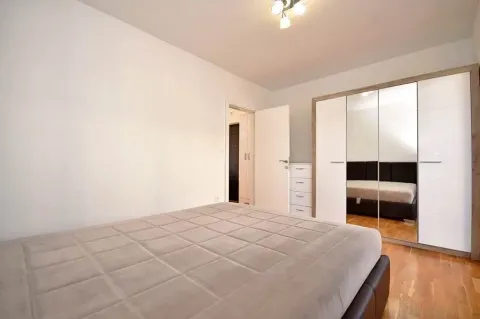 Namještena spavaća soba sa bračnim krevetom i velikim ormarom sa ogledalom. - image 6