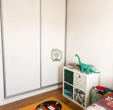 Dječja soba sa bijelim kliznim garderoberom i igračkama. - image 3