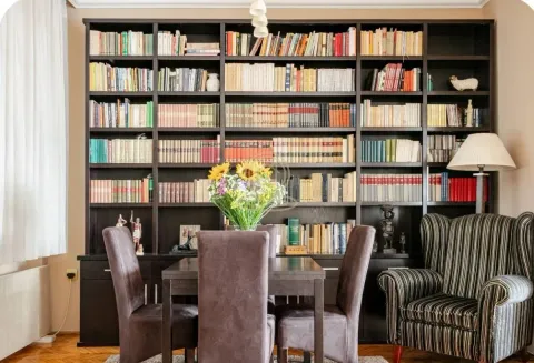 Dnevna soba sa velikom bibliotekom, trpezarijskim stolom i foteljom. - image 28