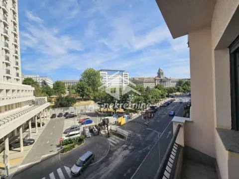 Pogled sa terase na gradsku ulicu i zgrade. - image 9