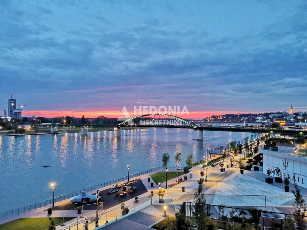 Pogled na reku i šetalište u sumrak.