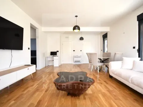 Izdavanje, dvosoban stan, 100m2, Dalmatinska ulica, Podgorica Izdavanje, dvosoban stan, 100m2, Dalmatinska ulica, Podgorica