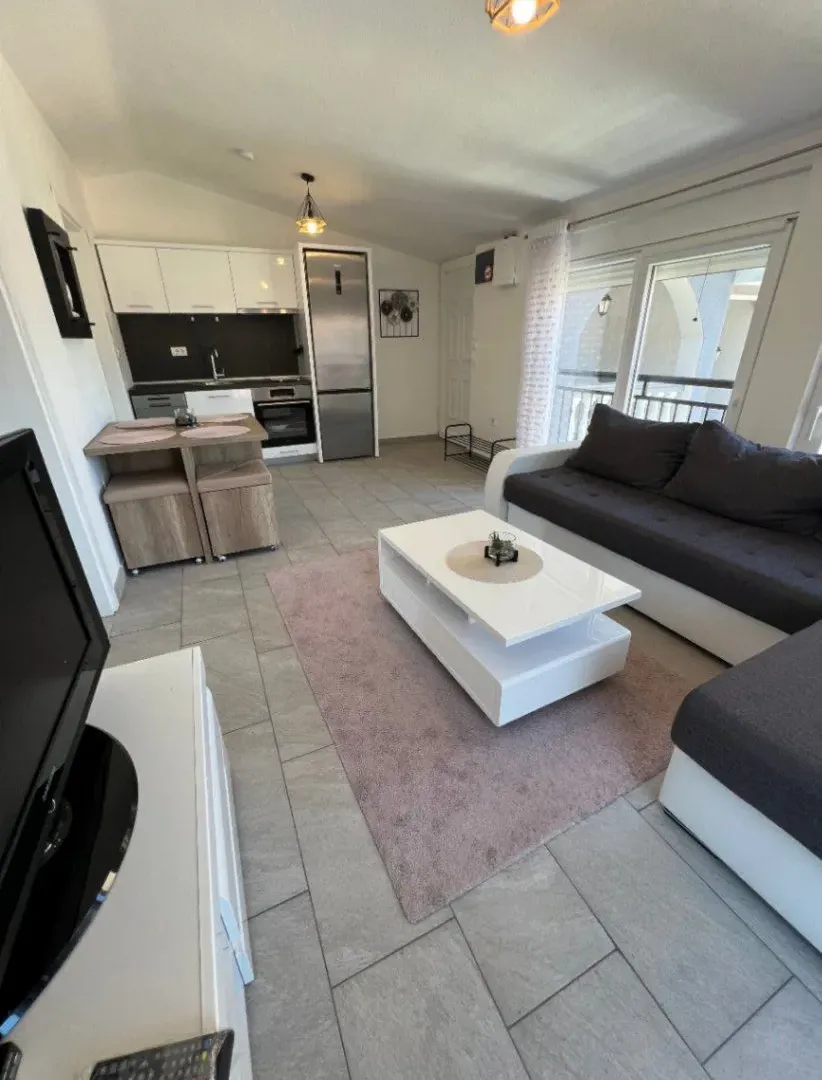 Izdavanje, stan, 44m², Dobre Vode, Bar