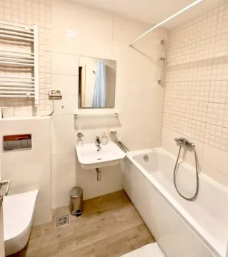 Kupatilo opremljeno kadom, umivaonikom i wc šoljom. - image 9