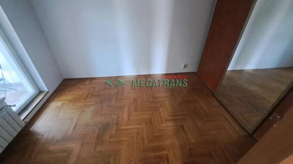 Manja soba sa parketom na podu i ugradnim ormanom.
