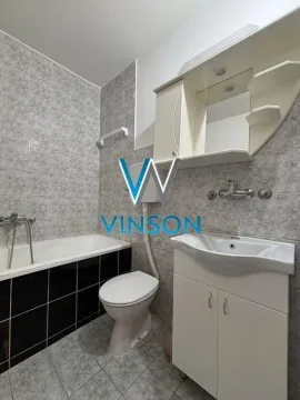 Kupatilo opremljeno kadom, umivaonikom sa ormarićem i toaletom. - image 3