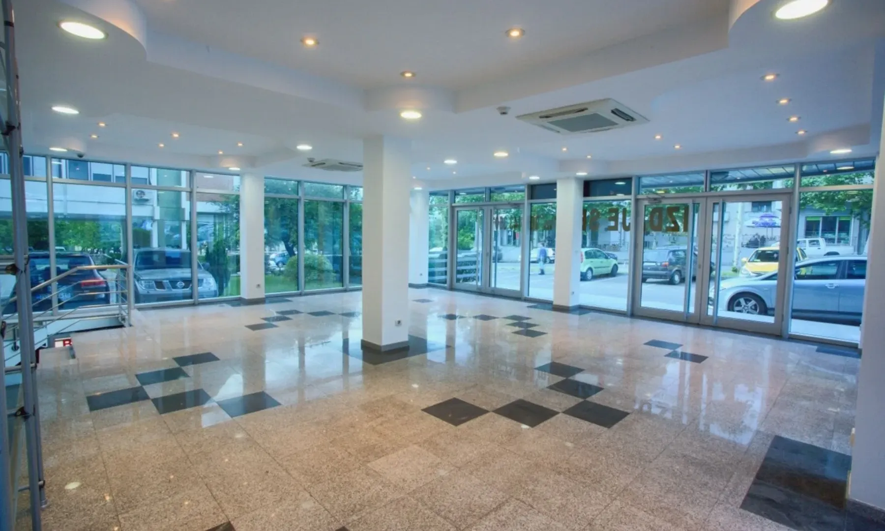 Izdavanje, poslovni prostor, 214m², Oktobarske Revolucije, Podgorica