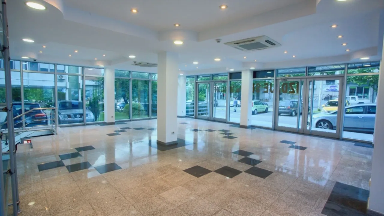 Izdavanje, poslovni prostor, 214m², Oktobarske Revolucije, Podgorica