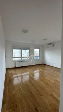 Prazna svetla soba sa drvenim podom i prozorima. - image 7