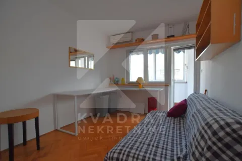 Dnevna soba sa radnim stolom, kaučem i izlazom na terasu. - image 9