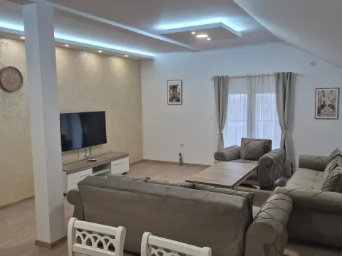 Izdavanje, trosoban stan, 120m², Momišići, Podgorica - image 3